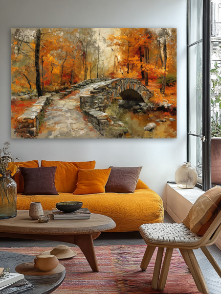Akmeninis tiltas rudens miške paveikslas jaukioje bohemiško stiliaus svetainėje su geltona sofa ir rudens akcentais