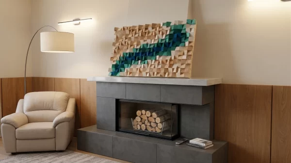 Medinis reljefinis paveikslas su žalsvai mėlynos spalvos juosta virš židinio moderniame interjere